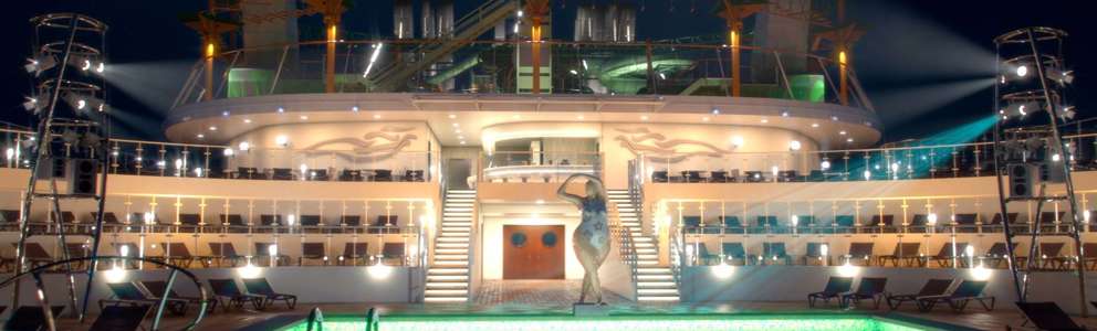 MSC Grandiosa Pooldæk om aftenen