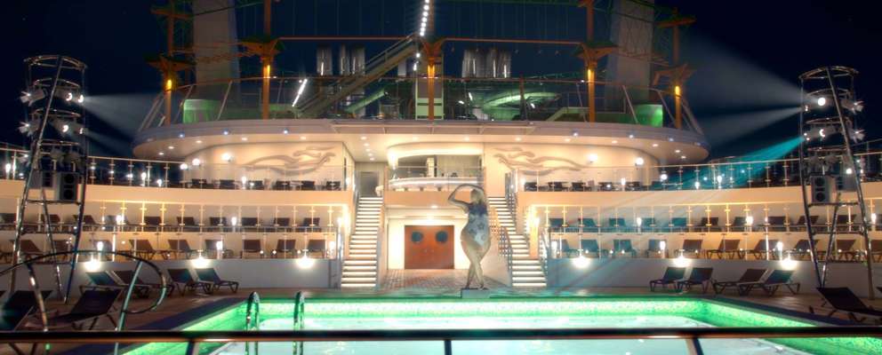 MSC Grandiosa Pooldæk om aftenen
