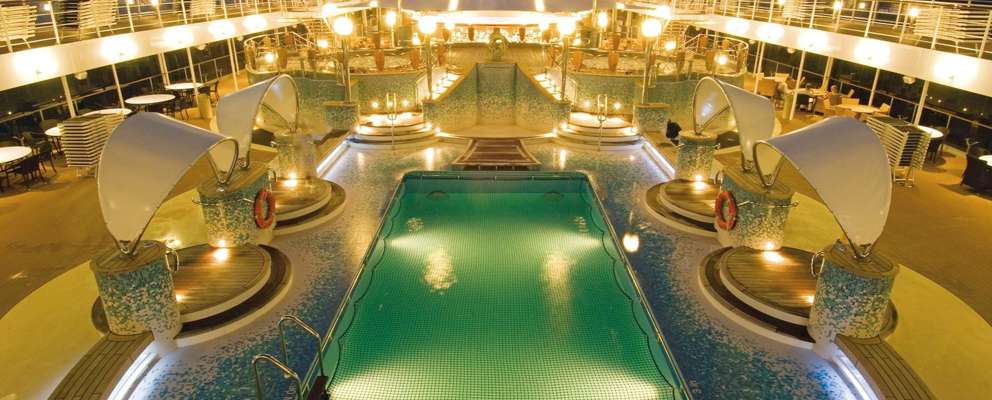 MSC Musica Poolen om aftenen