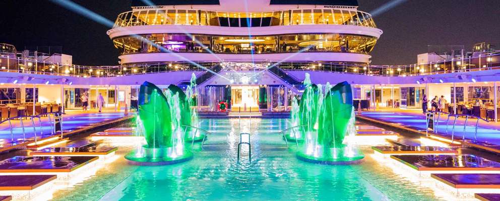 MSC Virtuosa Pool om aftenen