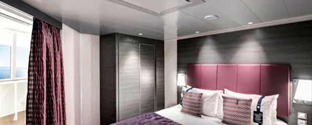 vi_grand_suite_with_terrace_and_whirlpool_sxj_tile_desk